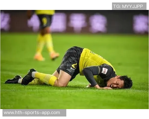 王钰栋热身赛遭泰国队飞踹重创痛苦倒地引发关注与担忧 王钰栋热身赛遭泰国队飞踹重创痛苦倒地引发关注与担忧