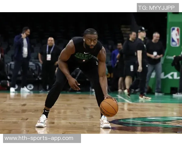 杰伦布朗盛赞安芬尼西蒙斯本赛季精彩表现展现无与伦比的实力